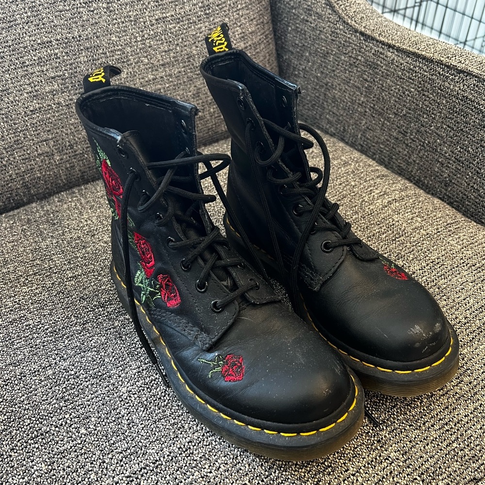 Dr Marten embroidered black learher boots, gently used. Size 7 womens